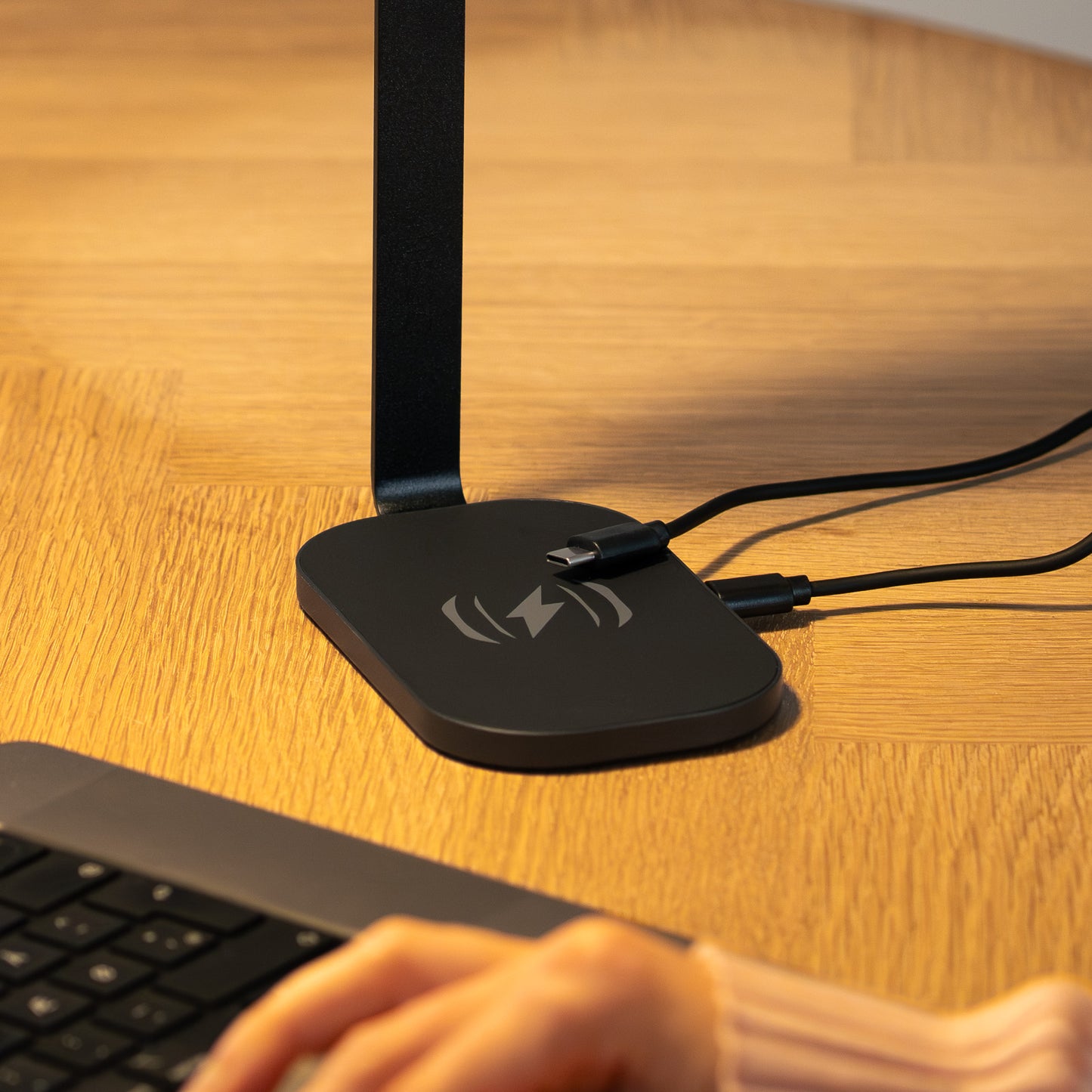 CHARGE DE:LUXE 50 - Høretelefon-stander med trådløs oplader