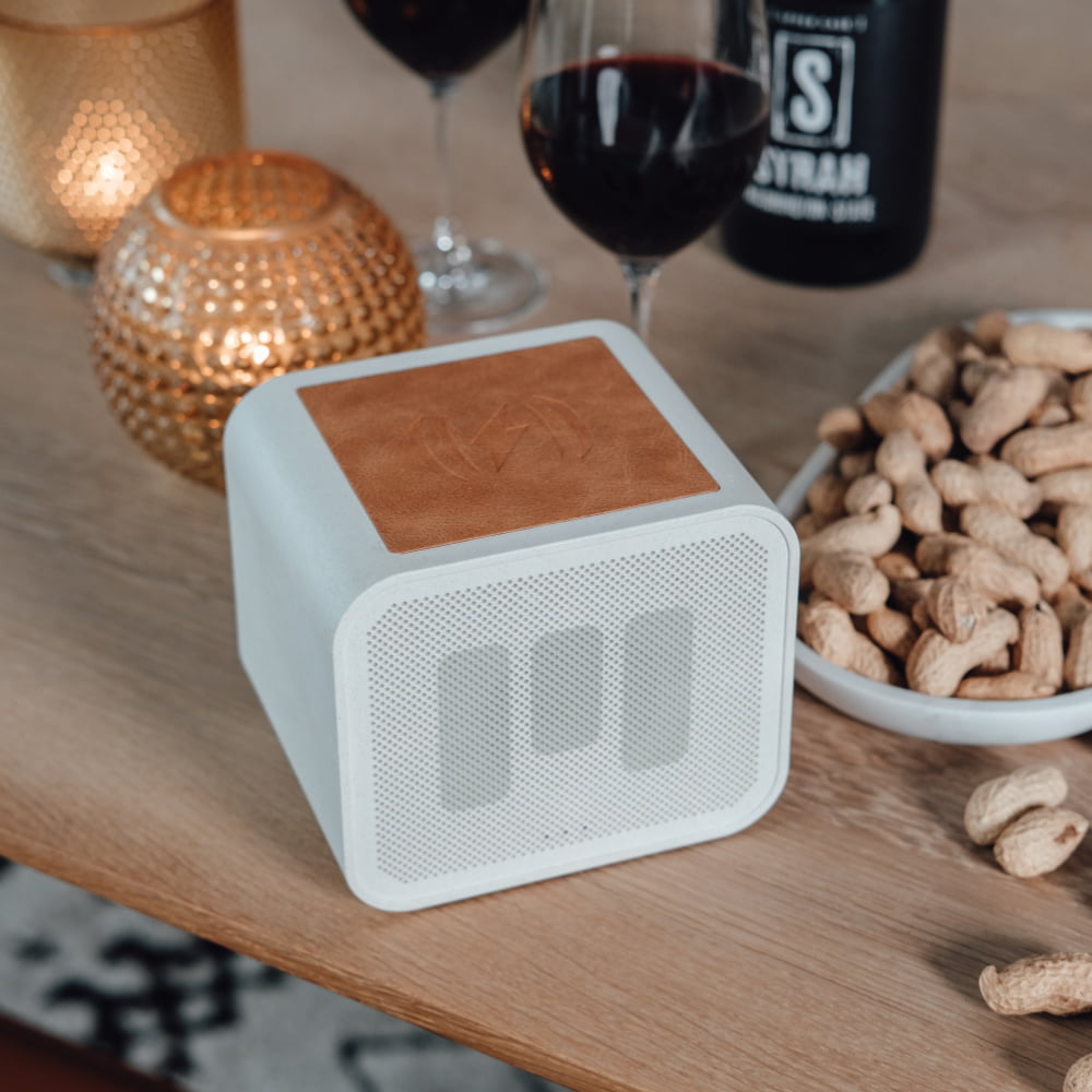 TRÅDLØS OPLADESTATION, POWERBANK OG INDBYGGET HØJTTALER