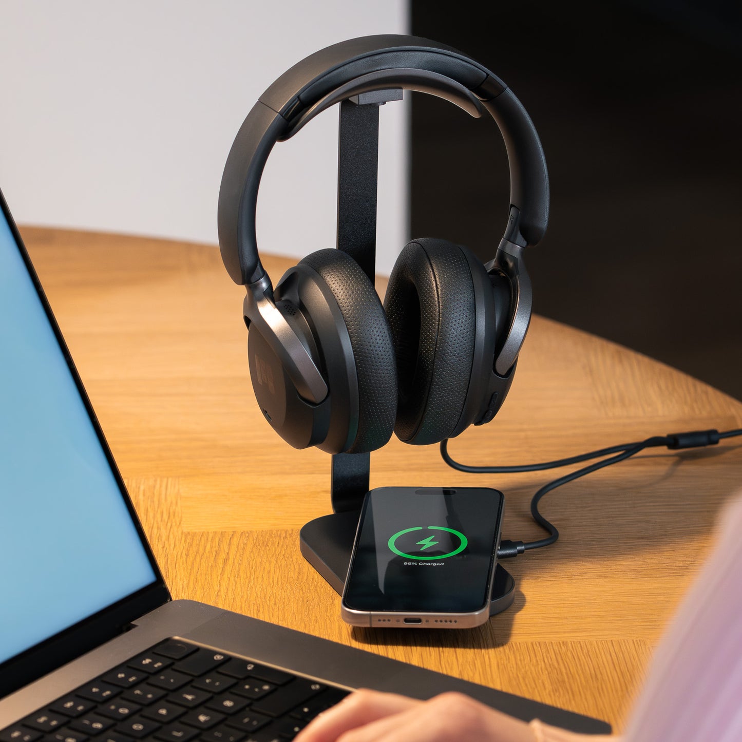 CHARGE DE:LUXE 50 - Høretelefon-stander med trådløs oplader